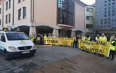 Larriki gaixo dauden presoak etxerako dei egin dute