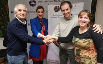 Mozambikeri laguntzeko hitzarmena sinatu dute Arrasateko Udalak, Mundukidek eta Harremanek