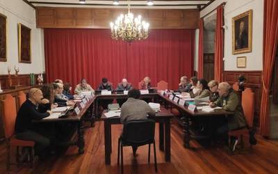 Ohiko udalbatzarra egin dute Azkoitian