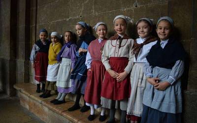 Dantzari txikien festarekin hasi dute Itsasi Eguna