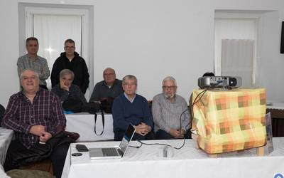 Uribarri auzoko historia jasotzen duen liburua aurkeztu dute