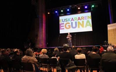 Euskara ikasi eta bizi duten herritarrek elkarrekin ospatu dute Euskararen Eguna