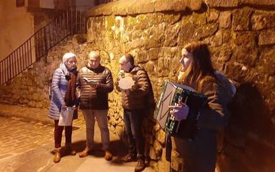Irudietan: Kantuan ospatu dute Euskararen Eguna, Orioko AEKko kideek