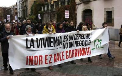 Etxebizitza eskubidea bermatzeko neurri zehatzak exijitu dituzte Gasteizen