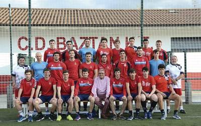 Baztan Futbol taldeak hirugarren mailari eutsi nahi dio
