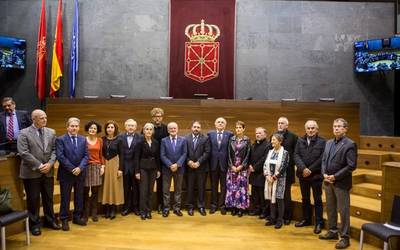 Euskaltzaindiak Nafarroako Parlamentuaren domina jaso du, bere "ibilbide akademiko eta historikoagatik"