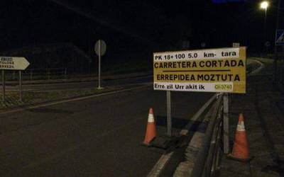 Autobusa ordezkatuz taxi zerbitzua jarri dute, Azpeitia eta Errezil arteko errepidea konpondu bitartean