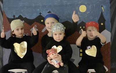 Santa Teresako txikienak ere 'Lau teilatu' kantuan