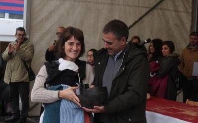 Txillarrek postu onenaren saria eskuratu du Eibarko San Andres nekazal azokan