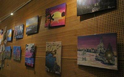 Arte eta diseinu eskolako ikasleek egindako lanak jarri dituzte ikusgai Sanagustinen