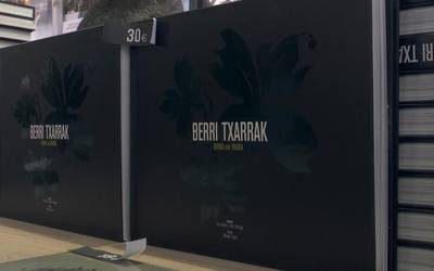 Berri Txarrak taldearen agur bira jasotzen duen 'Berba eta Irudia' argazki liburua Durangon