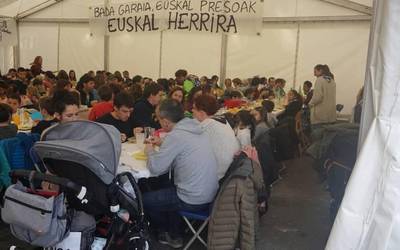 Irudietan: Haur, gazte eta guraso mordoa bildu da babarrun janean