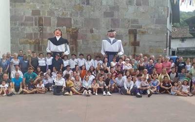 Minbizia duten haurrak laguntzeko 'Lau teilatu' abestia grabatuko dute zubietarrek igandean