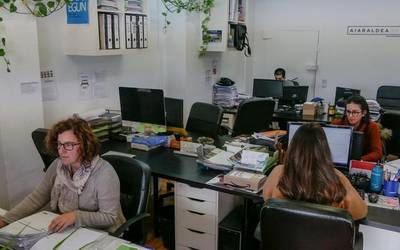 Lanean ari dira Aiaraldea Kooperatiba Elkarteko kideak, egutegi propioaren alde