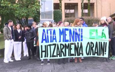 Aita Menniko langileek lan hitzarmena eguneratzea eskatzeko protesta egin dute