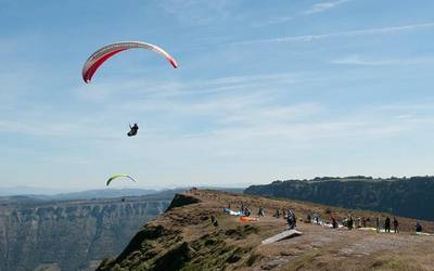 Parapentean zebilen pertsona batek istripua izan du Gorobel mendilerroan
