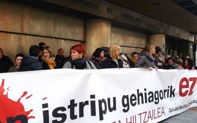 Barneko etxeko langile baten lan heriotza salatu du euskal gehiengo sindikalak
