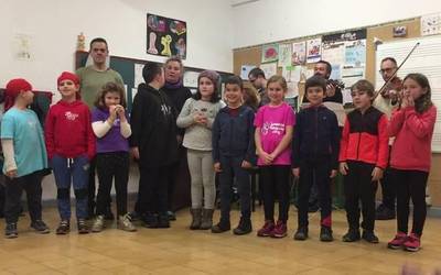 Musika Eskolako haurren abesbatzak Lau Teilatu grabatu du