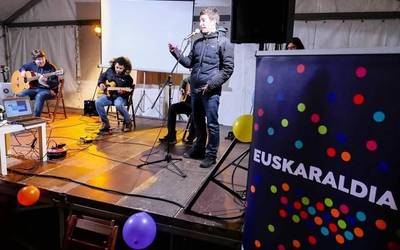 “Bidegurutzetik atera eta euskaraz bizitzeko jauzi kualitatiboa emateko unea" dela aldarrikatu dute euskaltzaleek