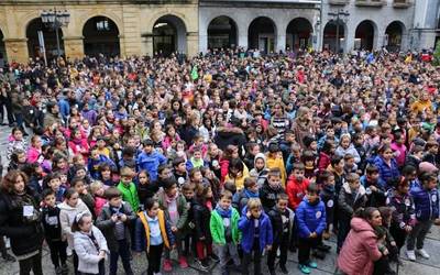 Euskararen Nazioarteko Egunaren harira Azkoitian egindako ekintzak, bideoan
