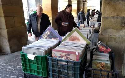 Berrerabilitako diskoen eta liburuen azoka herrian da beste behin ere