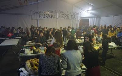 Irudietan: Gazteek hartu dute festaren lekukoa
