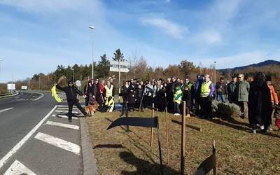 Elorrioko hainbat herritar Kanpazerrarako bidegurutzean kontzentratu dira gune hartako arriskuak salatzeko