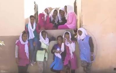 Elorrioko institutuko ikasle ohiek bideo bat egin dute, Sahararako bidaia bertan behera geratu ostean