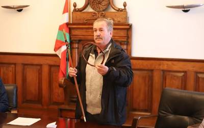 Eugenio Otsoa da Leintz Gatzagako alkate berria, zumitzezko txibita eta makila hartuta