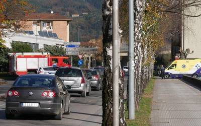 Auto batek eta moto batek talka egin dute Hiru Kurutzetako biribilgunean