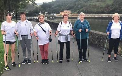 Martxa nordikoa egiten hasi dira Berdin-Berdinak elkarteko edadetuak