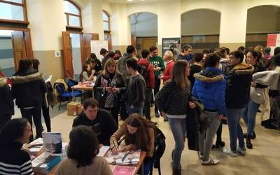 [ARGAZKIAK] Etorkizuna nondik bideratu erabakitzeko aholkuak jaso dituzte Durangaldeko ikasleek