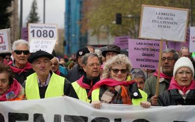 Milaka pentsionista mobilizatu dira Gasteizen