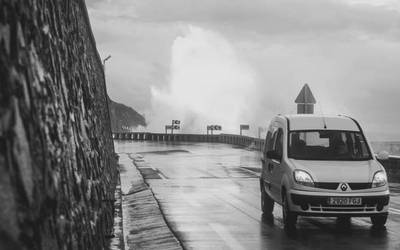 Kostako errepidea itxita dago ekaitza baretu arte