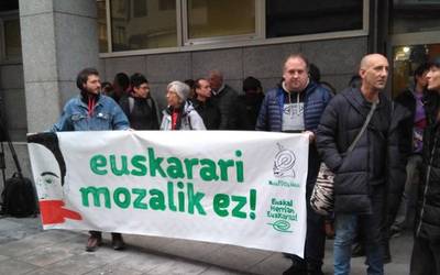 Hizkuntz eskubideen urraketak salatu dituzte Zarragaren epaiketa atarian