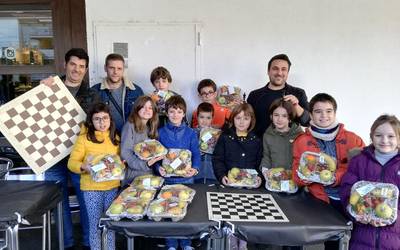 Umeen txapelketa amaituta, Uztargi Xake Azkarreko Txapelketa jokatzen ari dira orain Mendaron