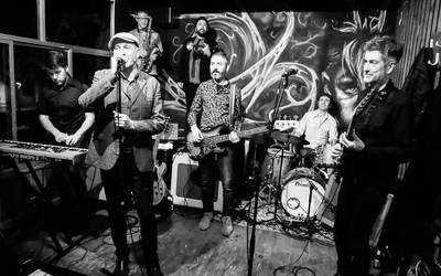 The Allnighters-ek giroa lehertu zuen Zentroan