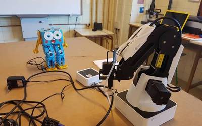 Gazteek beso robotiko bat erabiltzen ikasiko dute Teknogunen