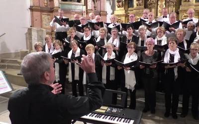 Beasaingo elizan Gipuzkoako Jubilatuen Abesbatzen XX. Topaketa ospatu dute