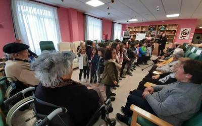 Haur eskolara eta eguneko zentrora joan dira HH4 eta 5ekoak abestera