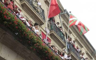 Navarra Suma bakarrik geratu da ikurriña jartzeagatik isunak ezartzeko asmoekin
