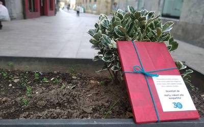 Euskarazko literatura eta irakurzaletasuna bultzatu guran hainbat liburu banatzen ari da Berbaro