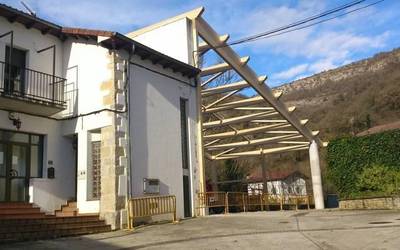Egiarretako frontoia estaltzeko lanak aurrera doaz