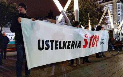 "Ustelkeria politiko sistemikoa" salatu dute EAJren egoitzaren aurrean