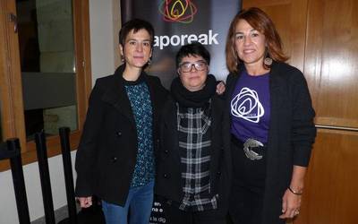 Errefuxiatuek Grezian bizi duten egoeraren berri eman du Izaskun Arriaranek