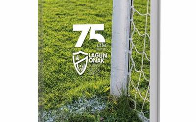 Lagun Onak futbol klubaren 75. urteurreneko liburua erosteko aukera izango da bihar Azoka Plazan