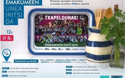 Txapeldunen garaipen historikoa oroitzeko bandeja HITZAren eskutik