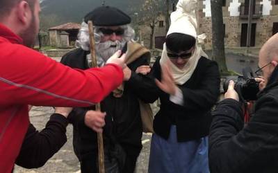 [ESKLUSIBA!] Olentzero eta Mari Domingi ‘in fraganti’ harrapatu ditugu, lanera bidean!