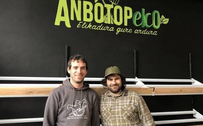 “Bertakoak eta ekologikoak diren produktuak saldu eta erosi daitezkeen leku bat da Anbotopeko denda”