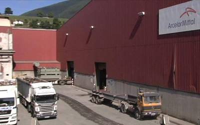 Arcelor Mitallek Aguraingo lantegia itxiko du urte hasieran